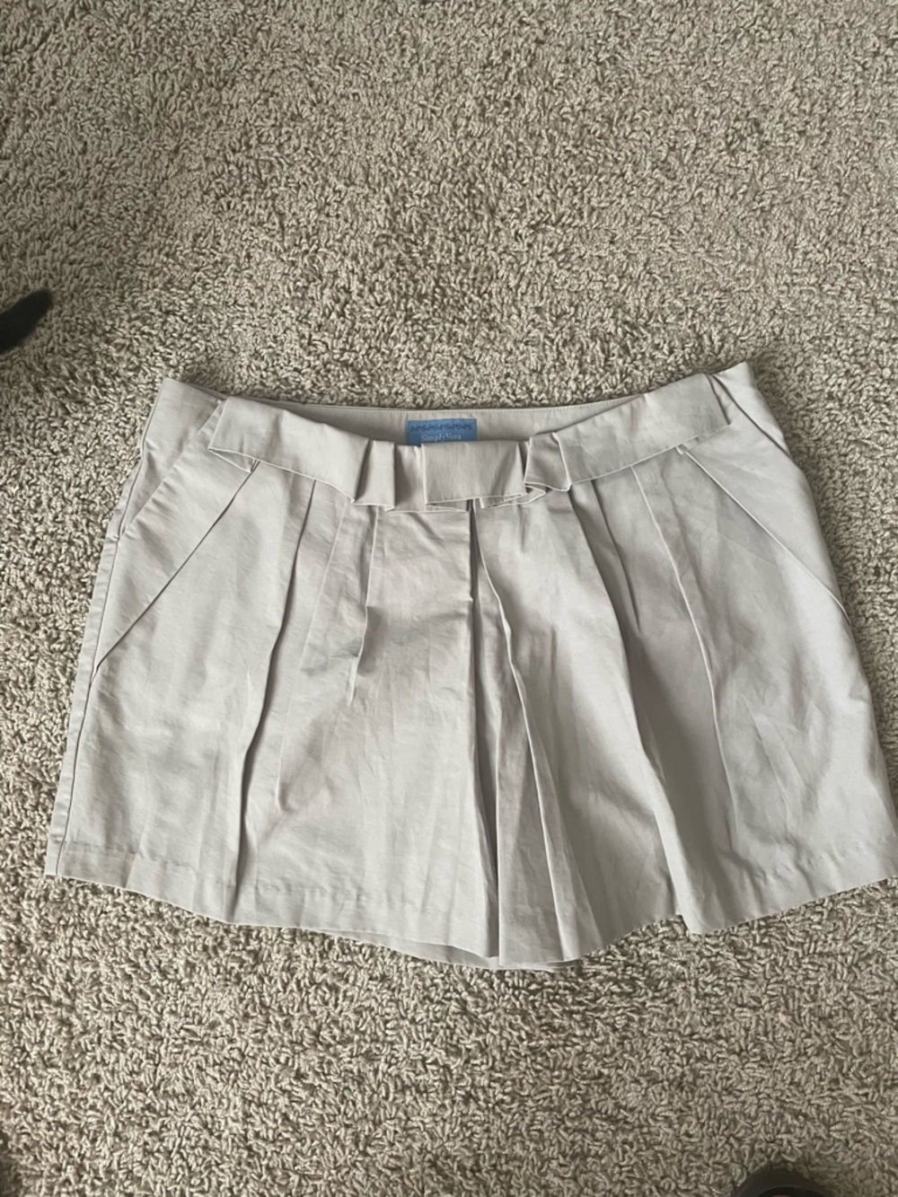 Simply Vera Wang Woman’s Shorts in SZ 10 in gently used condition